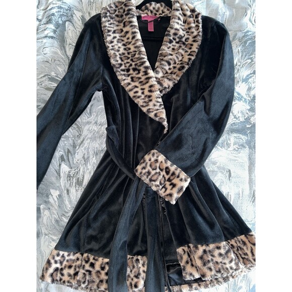 Betsey Johnson Other - Betsy Johnson Robe Sz S Black W/ Leopard Print Collar & Cuffs. Cute Bow In Back